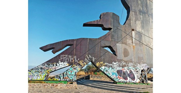 Escultura de Jorge Marín, intervenida con grafitis. Cerro El Elefante, Tlapacoya, Estado de México, sitio considerado el primer asentamiento humano desde tiempos prehistóricos en la Cuenca de México. Foto: Ojarasca