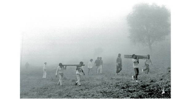Cargadores en la niebla, Sierra Negra. Foto: Angeles Torrejón