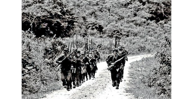 Insurgentes zapatistas, 1994. Foto: Víctor Mendiola