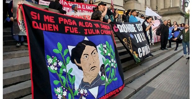 Reclamo de justicia para Julia frente al tribunal chileno. Foto: Gentileza