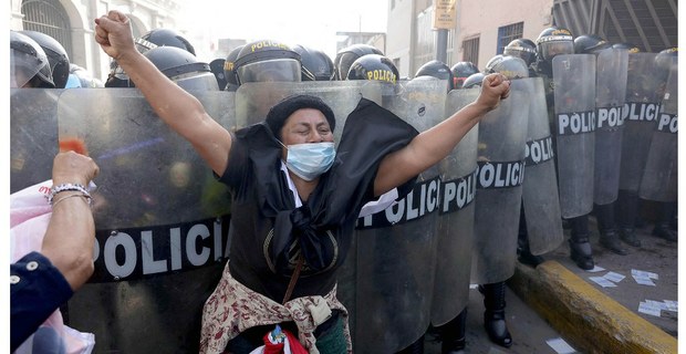 Una manifestante se enfrenta a la policía antimotines durante una protesta contra la presidenta Dina Boluarte en Lima, el 26 de julio de 2025. Foto: Connie France / AFP/ archivo La Jornada