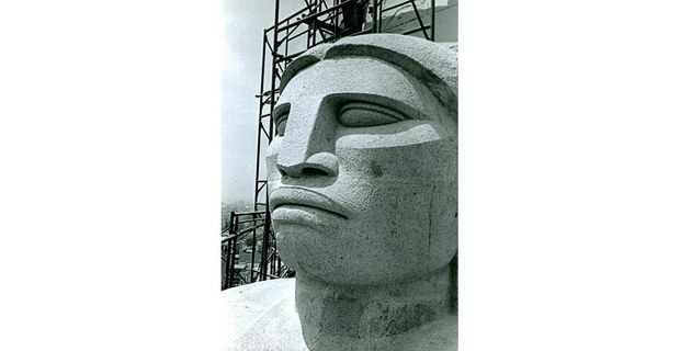 Luz Jiménez en el Monumento a la Revolución. Por Oliverio Martínez Foto en color: Guillermo Bellinghausen Zinser