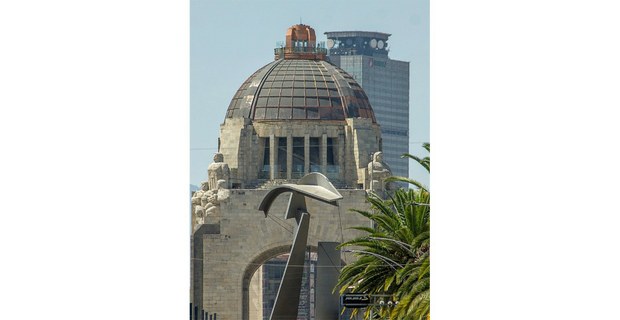 Luz Jiménez en el Monumento a la Revolución. Por Oliverio Martínez Foto en color: Guillermo Bellinghausen Zinser
