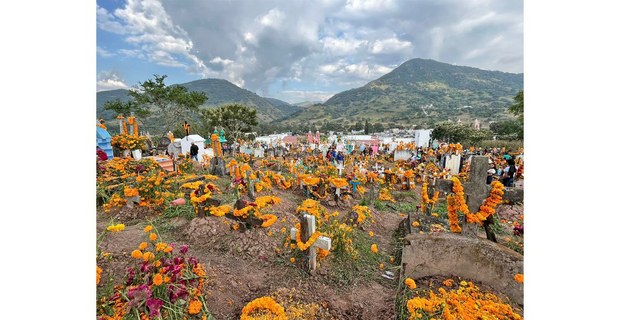 Día de muertos en el cementerio de Atzacoaloya, Guerrero, 2025. Foto: Martín Tonalmeyotl