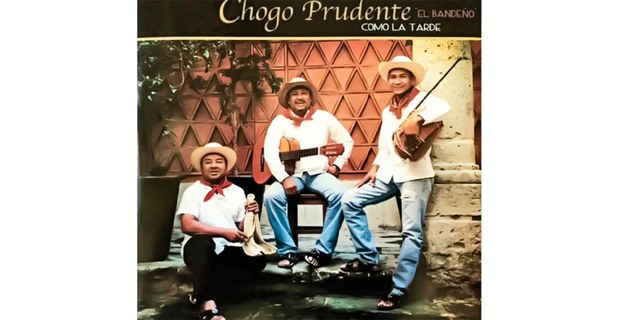 Portada del disco Como la tarde, de Chogo Prudente, El Bandeño. “Chogo le dicen y Prudente es su apellido, aunque en la cantada se le conoce más como “El Bandeño”, gentilicio de los nativos de Llano Grande “La Banda”, en la Costa Chica oaxqueña. Discos Corasón