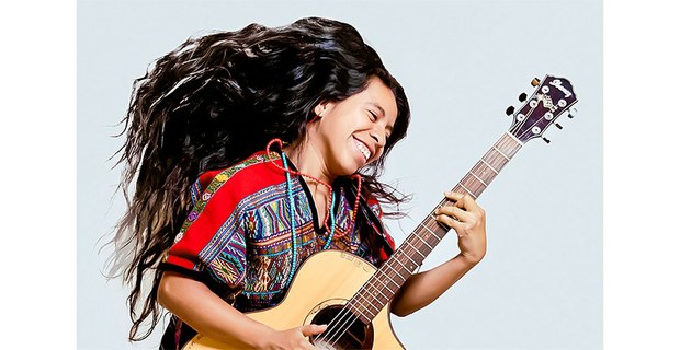 Sara Curruchich, cantante k’acqchikel de Comalapa, Guatemala. Foto: Xun Ciin, en Creación Hibrida