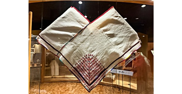 Quechquémitl en la exposición permanente sobre Textiles en el Museo Nacional de Antropología. Fotografía de Omar Aguilar Sánchez