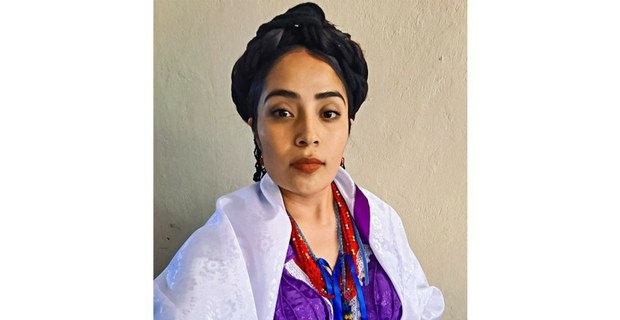 Tocado con nde’e “tlacoyales” de la comunidad de Ñuu Tyikua’a, hoy San Pedro Jicayán. Fotografía de Raquel Hernández