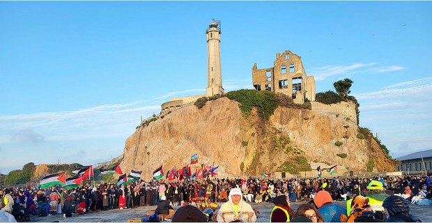 Ceremonia-conmemoración en la isla de Alcatraz, California, noviembre de 2025. Foto: Cortesía de Rocío Moreno/Desinformémonos