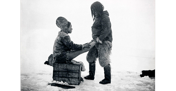 Un hombre inuit calienta los pies de su esposa en Peterahwik, Groenlandia. La foto apareció en el libro Northward Over the Great Ice, A Narrative Of Life And Work Along The Shores And Upon The Interior Ice-cap Of Northern Greenland In The Years 1886 y 1891-1897, del explorador del Ártico Robert Peary