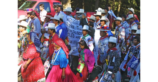 Delegación wixárika de Jalisco en Nurío, Michoacán, marzo de 2001. Foto: Marco Antonio Peláez/ La Jornada