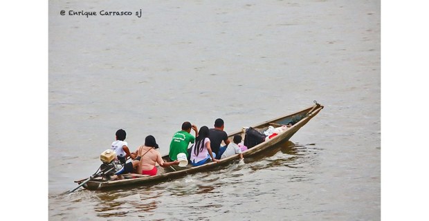 Lancha sobre el río Marañón en la Amazonía, Perú. Foto: Enrique Carrasco, S. J.