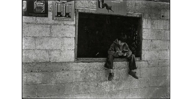 Niño q’anjob’al con un juego electrónico enviado por un familiar que trabaja en Estados Unidos. Santa Eulalia, Guatemala. Foto: David Bacon