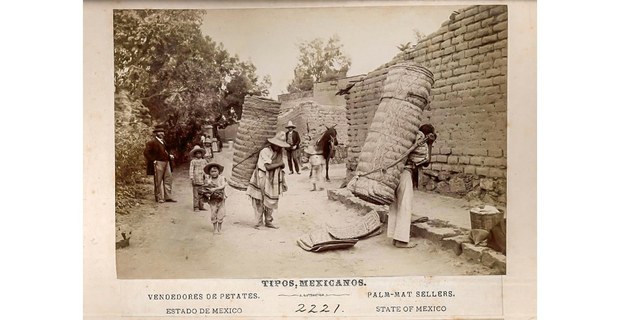 Vendedores de petates, ca. 1900. Álbumes Fotográficos, INAH, México