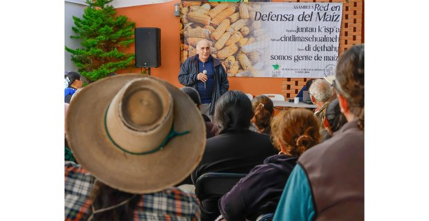 Alfredo Zepeda en uso de la palabra durante la Asamblea de la Red en Defensa del Maíz, Huayacocotla, Veracruz, marzo de 2026. Foto: Gerardo Magallón