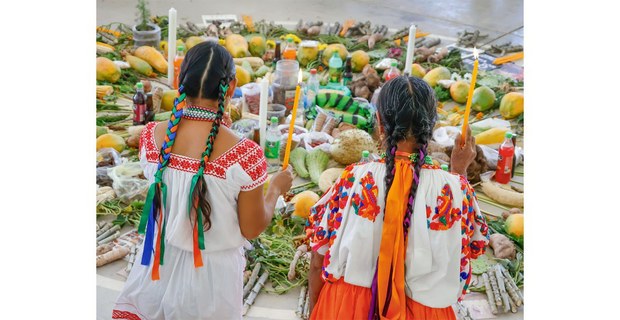 Un rezo frente a la ofrenda de alimentos instalada para la asamblea de la Red en Defensa del Maíz, Cuatecomaco, Veracruz, marzo de 2026. Foto: Gerardo Magallón