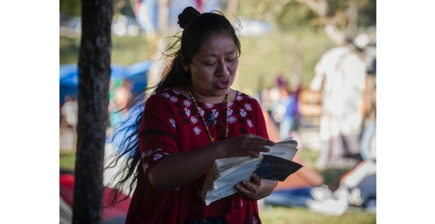 Rosa Chávez recita durante el encuentro organizado por las mujeres del EZLN. Foto: Alejandra Hidalgo