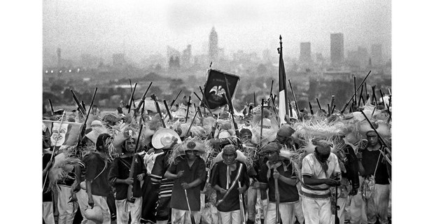 Combatientes alegóricos en defensa de la patria, con la CDMX al fondo. Foto: Víctor Mendiola