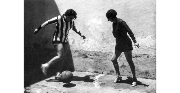 Mujeres jugando futbol, 1932. Archivo Enrique Díaz, Delgado y García (México inédito, fotografías del Archivo General de la Nación, Basilisco Ediciones/Conaculta, 1999