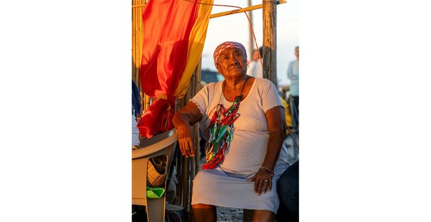 Mujer mayo yoreme en el plantón frente a la planta GPO en Topolobambo, Sinaloa. Foto: Gerardo Magayón