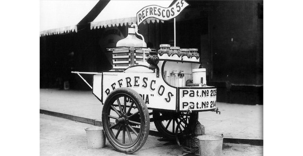 Carrito de refrescos, 1931. Archivo Enrique Díaz, Delgado y García, en México inédito. Fotografías del Archivo General de la Nación, Basilisco Editores, México, 1999.