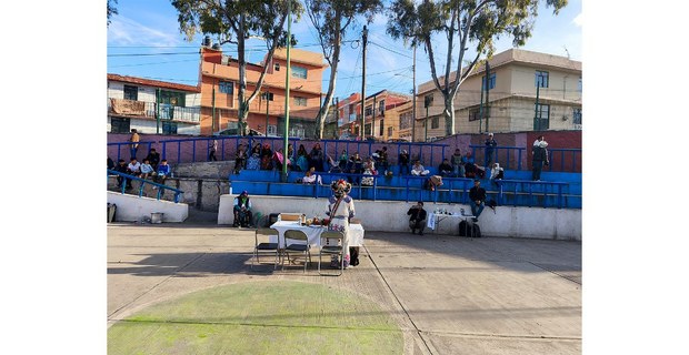 Wixáritari en una cancha de futbol en Zacatecas. Foto: Guillermo Andrés Espinosa Rubio
