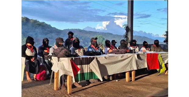 La comandancia zapatista preside una sesión durante el Encuentro de Arte y Resistencias. Caracol de Morelia, Chiapas. Agosto de 2026. Foto: Juan Trujillo Limones