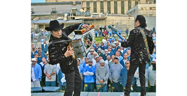 Fotograma de Los Tigres del Norte en la Prisión de Folsom, documental de Tom Donahue, 2019