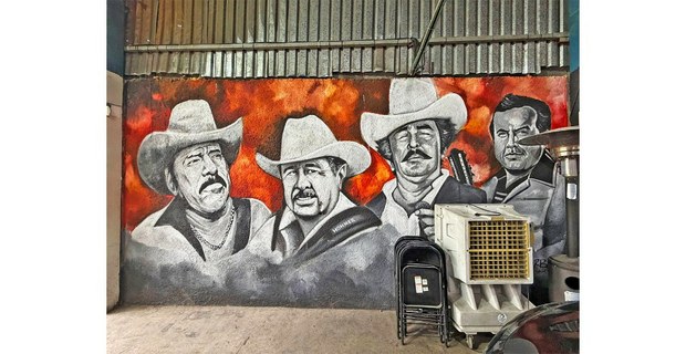 Lalo Mora, Juan Villarreal “El Cachorro”, Julián Garza “El Viejo Paulino” y el cadete mayor, Homero Guerrero en un taller de Monterrey, Nuevo León. Foto del Facebook de Guillermo Berrones