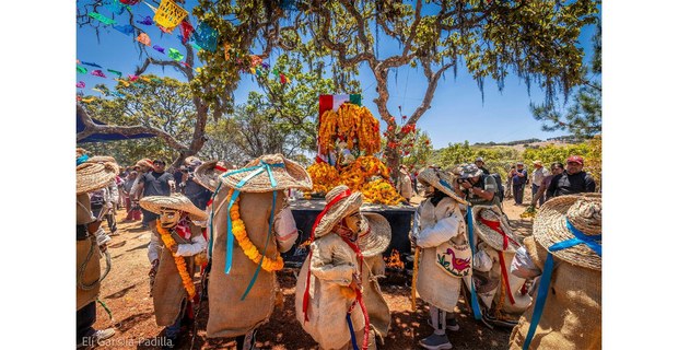 Tlacololeros celebran la Cruz de Mayo. Montaña de Guerrero. Foto: Elí García-Padilla