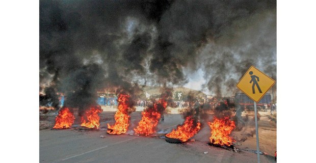 Barricada de llantas de la APPO en Oaxaca, 29 de octubre de 2006. Foto: Alfredo Estrella