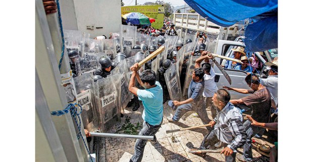 Habitantes de San Juan Givini protestaron exigiendo recursos para sus comunidades de la Sierra Sur de Oaxaca. 4 de agosto de 2014. Foto: Jorge Luis Plata