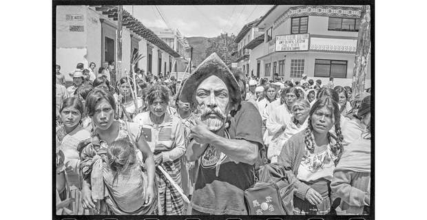 Indígenas cargan la cabeza de la estatua de Diego de Mazariegos, San Cristobal de las Casas, 12 de octubre de 1992. Foto: Antonio Turok
