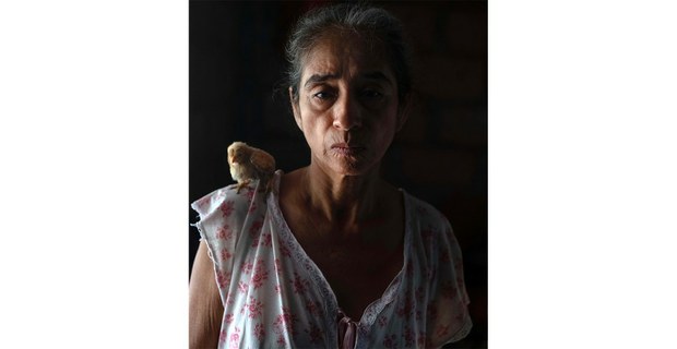 Reina Torres Sánchez vive en Ignacio López Rayón, a unos 3 kilómetros del pozo y es uno de los ejidos más afectados. “Se me murieron 60 pollos, y todos los pájaros aparecen muertos. Los peces también. El agua era clarita acá y ahora lleva un aceite encima”.