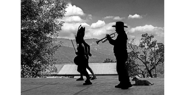 Danza Xtá Ratsá, con Abertano Jeronimo - Músico Mè'phàà (Laguna Seca, Mpio. de Malinaltepec, Guerrero). Foto: Lenin Ru'wa Mosso