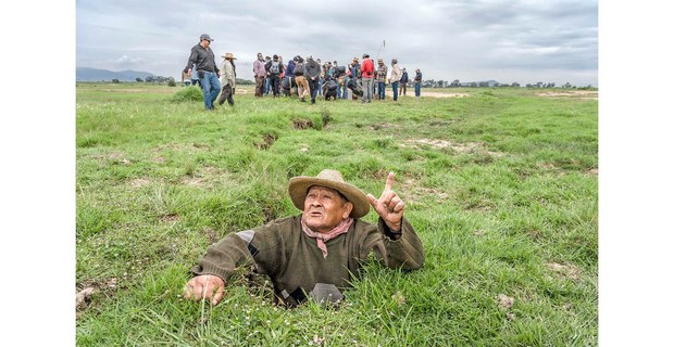 Jorge Espinoza Venegas, del consejo ejidal de Tocuila, Texcoco e integrante del Frente de Pueblos en Defensa de la Tierra, se introduce en una enorme grieta en los terrenos aledaños al inconcluso “Nuevo Aeropuerto Internacional de la Ciudad de México”, a la poste desechado, 8 de Junio de 2021, de la exposición colectiva Movimientos sociales. 42 años de fotoperiodismo en México. Foto: Duilio Rodríguez