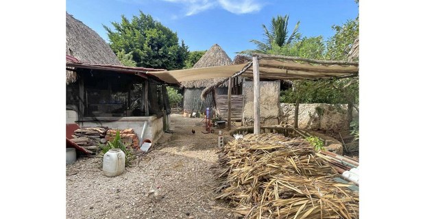 Solar con casa maya, meliponario, baños secos, sistema de captación de lluvia, taller de carpintería y una cocina, en Sinanché, Yucatán. Foto: Alejandro Ruiz